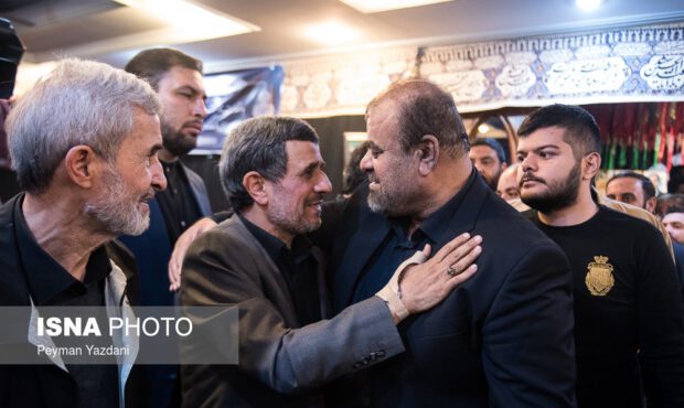 پوشش احمدی نژاد در مراسمهای ختم؛ چرا مشکی نمیپوشد؟ پوشش احمدی نژاد در مراسمهای ختم؛ چرا مشکی نمیپوشد؟