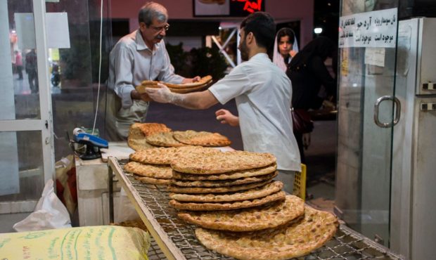 دستگیری یک متخلف نان در شیروان