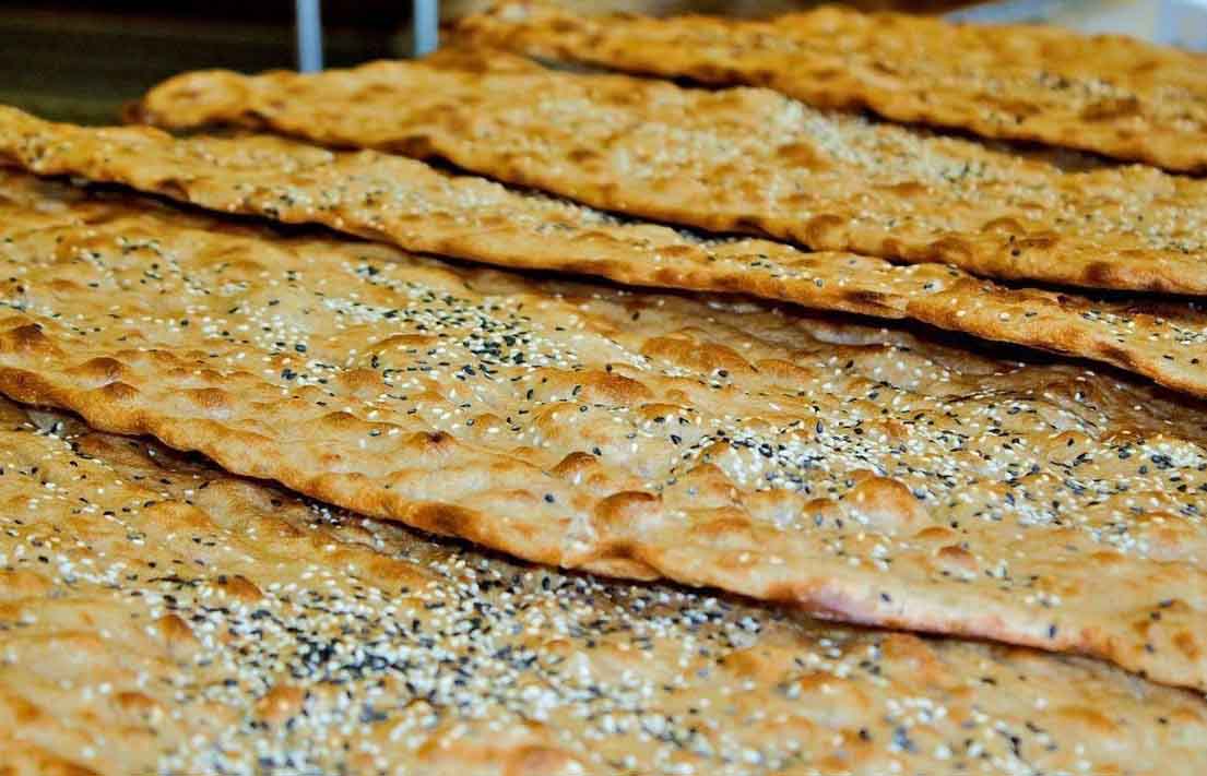 تخلف جدید در نانوایی‌ها؛ فروش نان کنجدی به قیمت چند نان ساده؟