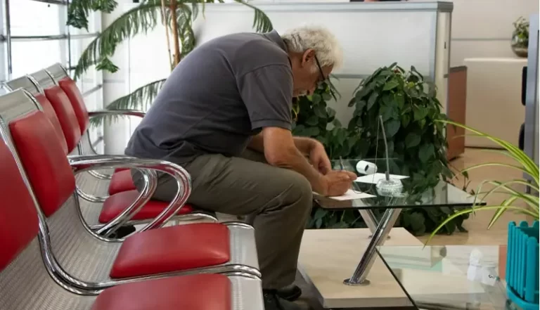 افزایش حقوق بازنشستگان کشوری و لشگری به کجا رسید؟نحوه دریافت وام بازنشستگی برای افراد بالای 70 سال