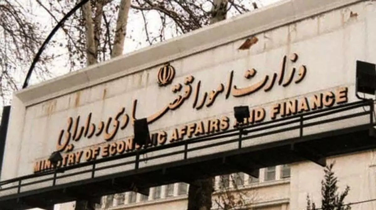 وزیر اقتصاد باید از ایجاد فضای غیرواقعی جلوگیری کند
