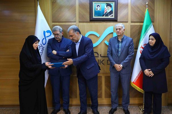 قدردانی ویژه مدیرعامل بانک دی از دو همکار شعبه