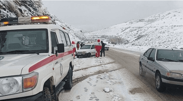 امدادرسانی به ۴۷ نفر از گرفتارشدگان در برف لرستان