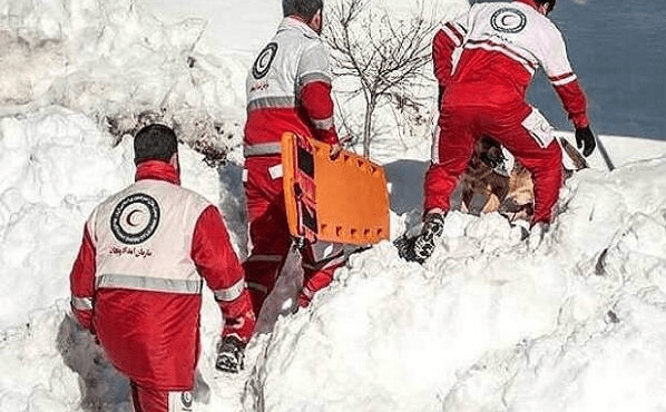 نجات کوهنوردان گرفتار در برف ارتفاعات شازند