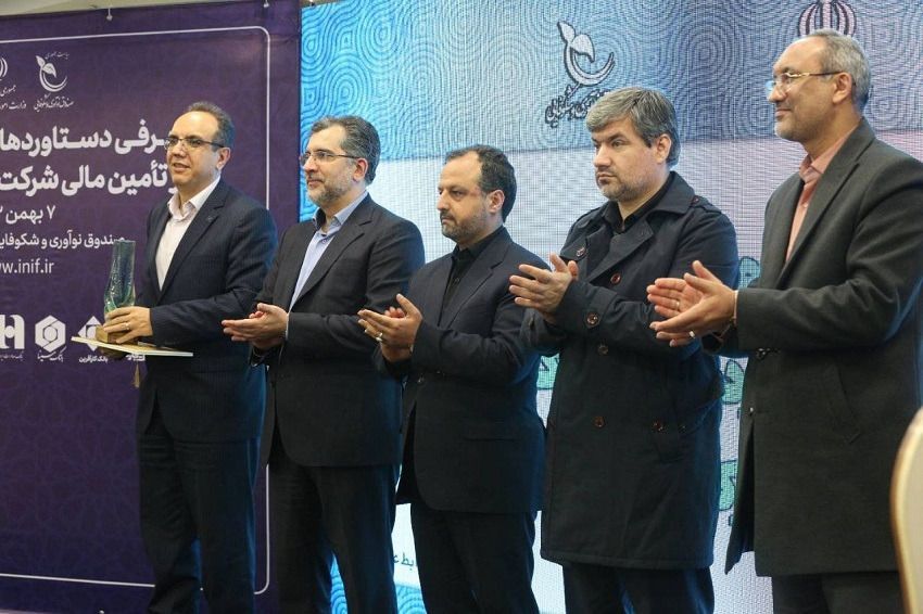 وزیر اقتصاد از بانک صادرات ایران برای حمایت از دانش‌بنیان‌ها تجلیل کرد