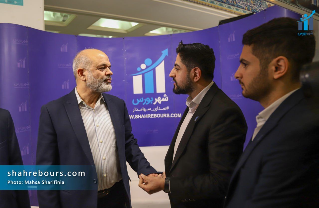وزیر کشور از غرفه شهر بورس بازدید کرد