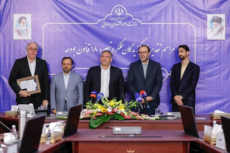 وزیر امور اقتصادی و دارایی از مدیرعامل بانک مسکن قدردانی کرد