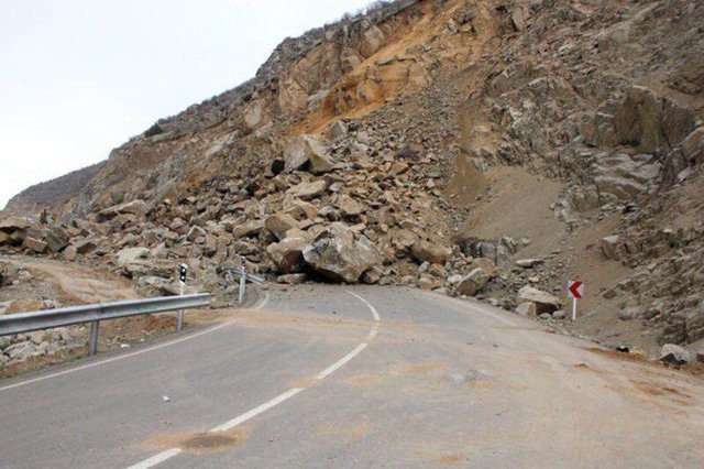 احتمال ریزش سنگ در جاده‌های کوهستانی مازندران