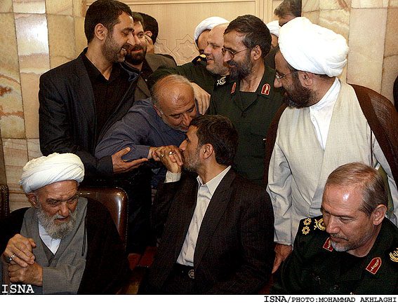 احمدی‌نژاد در مراسم تشییه آیت الله بهجت