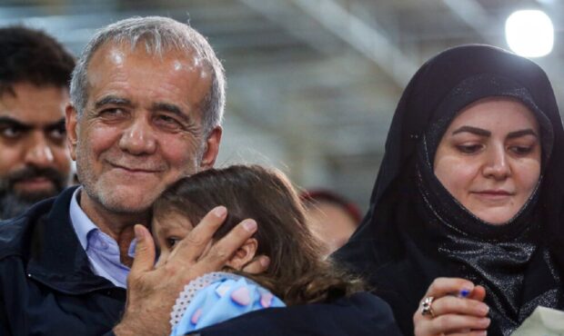 عکس مسعود پزشکیان و دخترش در صفحه اول نیویورک تایمز