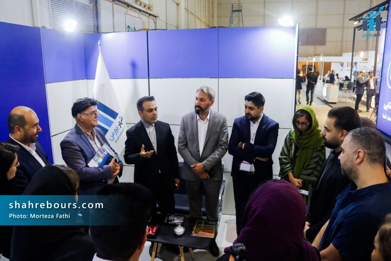 بازدید دانشجویان و اساتید مدیریت کسب و کار کیش از غرفه شهر بورس