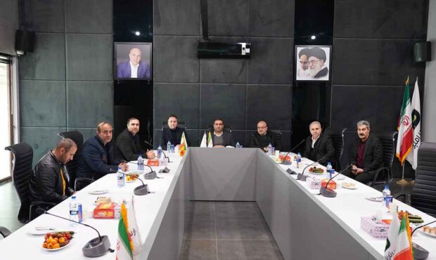سرمایه گذاران سرداران جبهه اقتصادی کشور می باشند سرمایه گذاران سرداران جبهه اقتصادی کشور می باشند