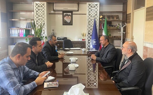 این نشست با هدف تسهیل در پرداخت‌های شهری، افزایش شفافیت مالی و تسریع فرایندهای نوین حمل‌ونقلی در راستای اهداف شهر هوشمند برگزار شد.
مدیرعامل سازمان فاوا شهرداری تبریز با تأکید بر نقش زیرساخت‌های فناورانه در مدیریت نوین شهری، اظهار داشت: هدف ما از اجرای این پروژه، ایجاد زیرساختی هوشمند و قابل اعتماد در سیستم حمل‌ونقل شهری است. این اقدام بخشی از مسیر ما در تحقق کامل شهر هوشمند و افزایش رضایت شهروندان از خدمات عمومی است.
 محمدرضا کاظمی  با  اشاره به اهمیت اجرای پروژه‌های هوشمند در عرصه حمل‌ونقل شهری، گفت: استفاده از کیف پول الکترونیکی تبریزاپ می‌تواند گامی مؤثر در راستای ارائه خدمات سریع‌تر، ایمن‌تر و شفاف‌تر به شهروندان باشد. اجرای پایلوت در یکی از خطوط، فرصت مناسبی برای ارزیابی دقیق‌تر و رفع چالش‌های احتمالی فراهم می‌آورد.