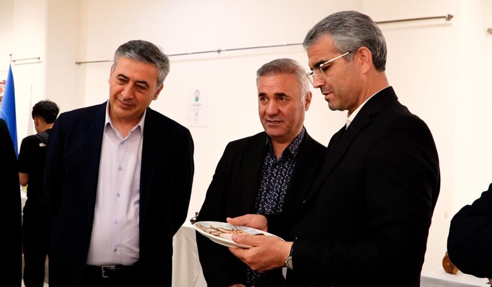 بازدید دو نفر از هیئت نمایندگان اتاق تبریز از نمایشگاه توانمندی‌ های کارآفرینی و فناوری‌ های نرم