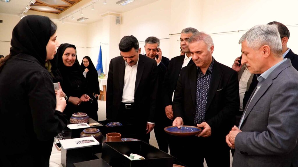 بازدید دو نفر از هیئت نمایندگان اتاق تبریز از نمایشگاه توانمندی‌ های کارآفرینی و فناوری‌ های نرم