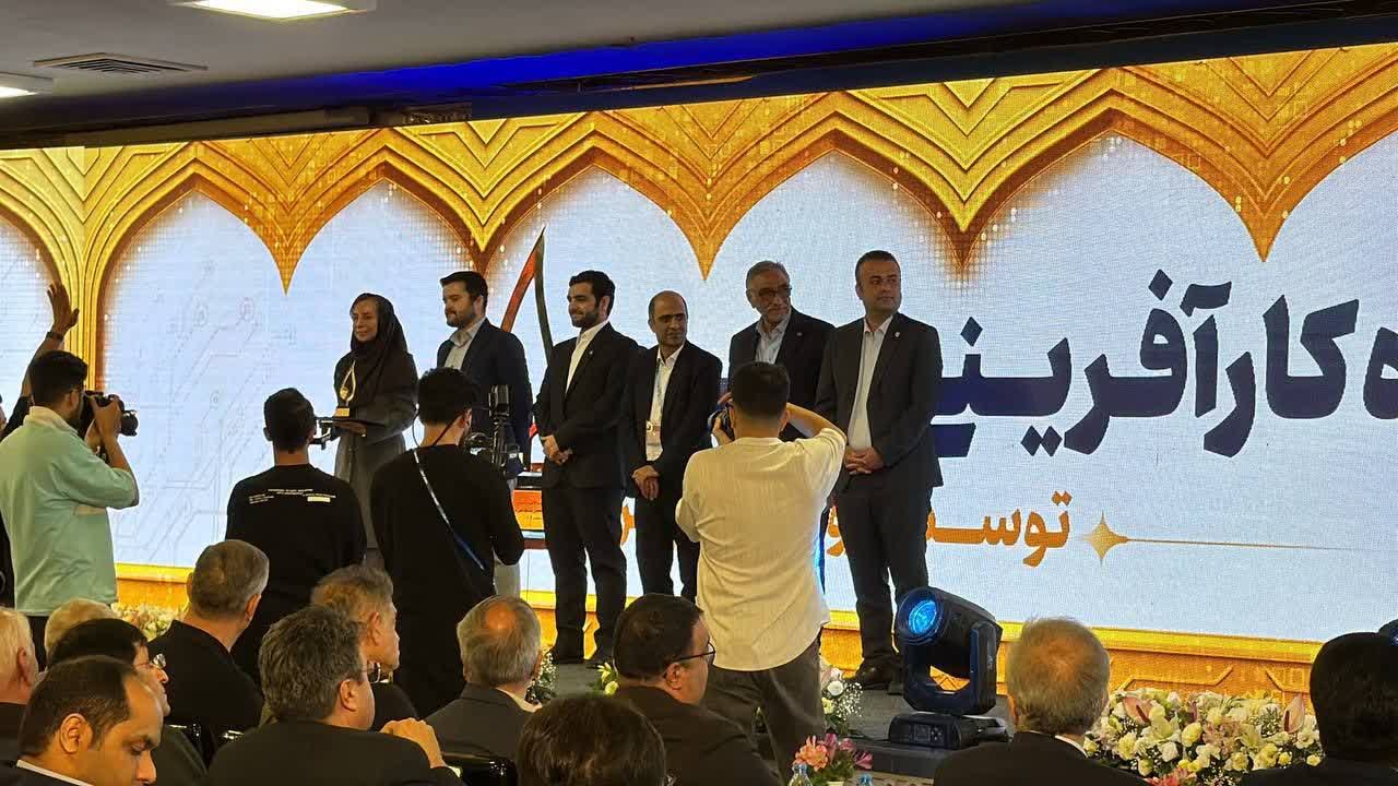 جایزه پیروز اهدا شد
