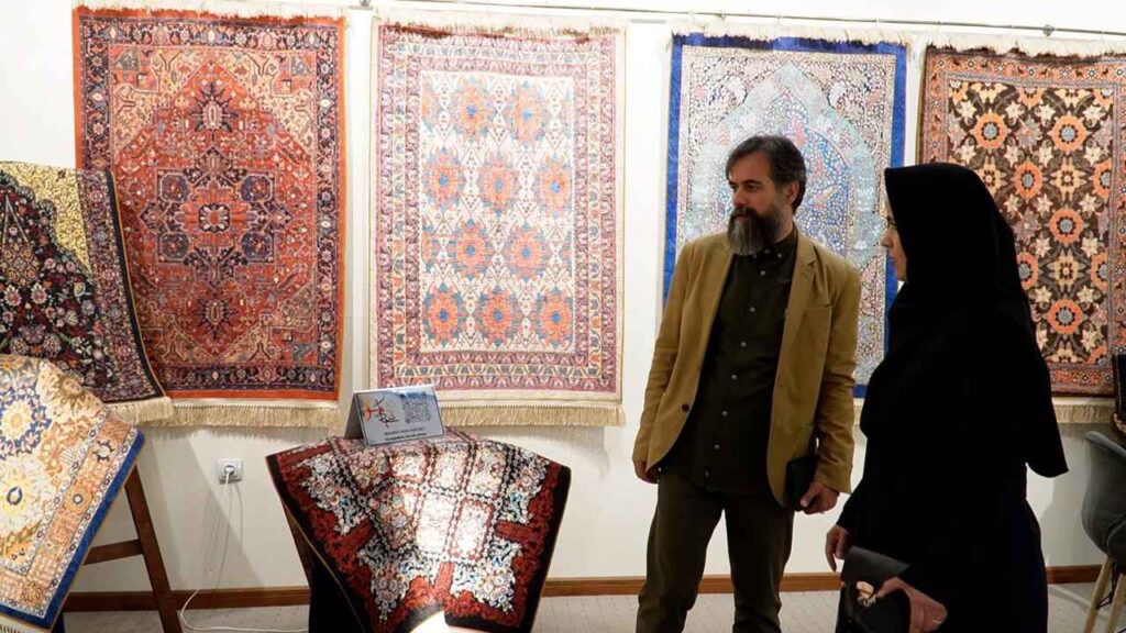 بازدید دو نفر از هیئت نمایندگان اتاق تبریز از نمایشگاه توانمندی‌ های کارآفرینی و فناوری‌ های نرم
