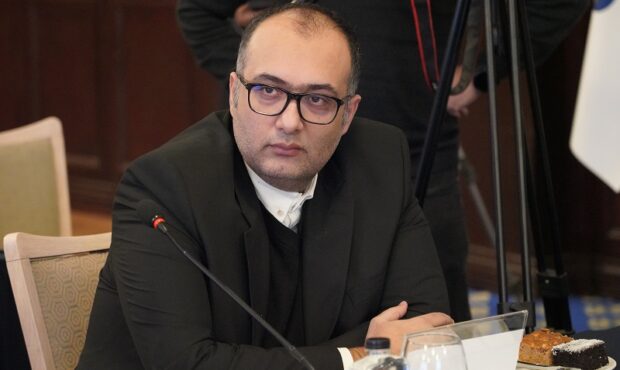 تسلط مدنی‌زاده بر اقتصاد، برگ برنده انتخاب اوست