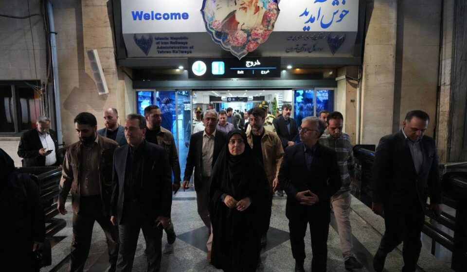 بازدید وزیر راه و شهرسازی از ایستگاه راه‌آهن تهران/ تعداد رام‌ها و واگن‌های قطار برای پاسخ به مطالبات مردم افزایش می‌یابد