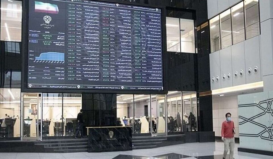 چرا نمادهای ایران خودرو و سایپا در بورس متوقف شدند؟