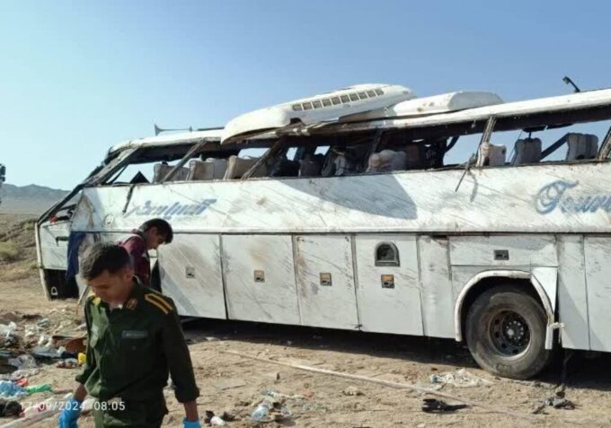 حادثه واژگونی اتوبوس در یزد؛ ۲۸ نفر مصدوم شدند + جزئیات