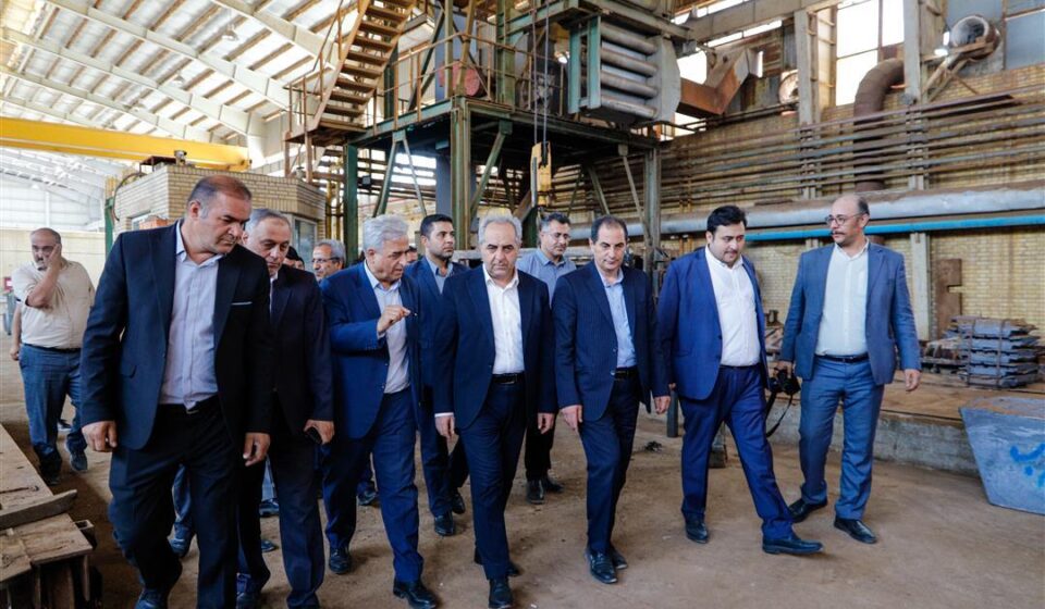 بررسی مشکلات ۱۰ واحد صنعتی آذربایجان‌ شرقی در نشست کارگروه تسهیل و رفع موانع تولید