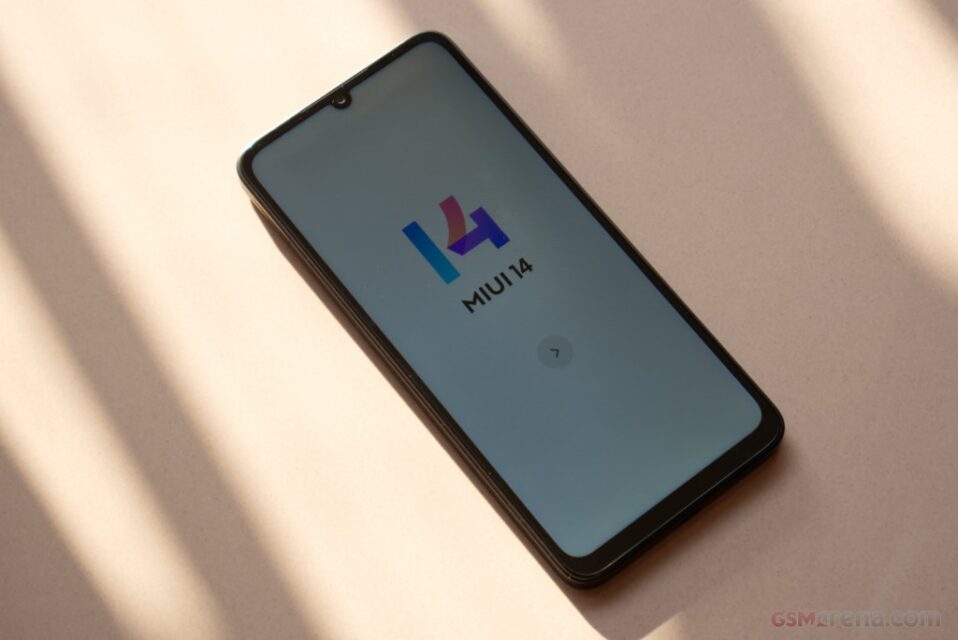 بررسی گوشی Poco M6