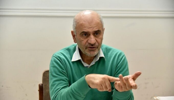 مومنی: با کدام منطق نان مردم گران و جیب سوداگران پر می‌شود؟