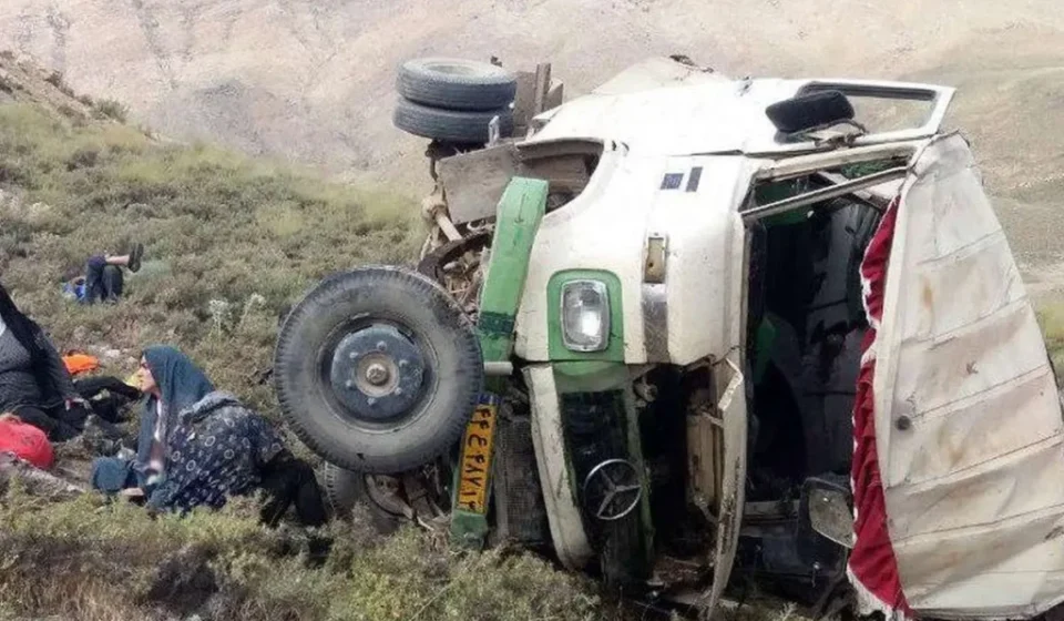 حادثه تلخ در کوهرنگ؛ مینی‌بوس به دره سقوط کرد