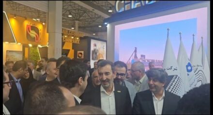 بازدید رئیس هیأت عامل ایمیدرو از غرفه چادرملو در نمایشگاه فولاد کیش بازدید رئیس هیأت عامل ایمیدرو از غرفه چادرملو در نمایشگاه فولاد کیش