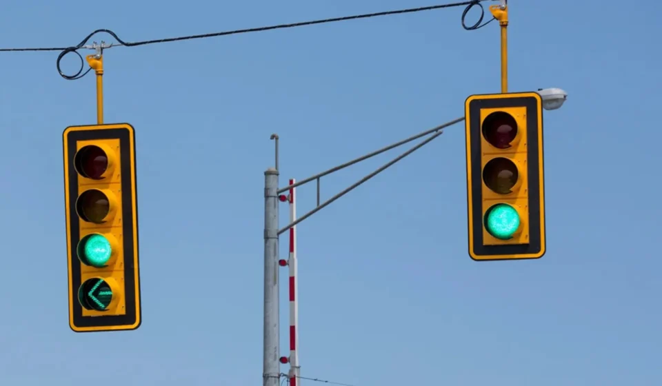 مهندسان از نسل جدید چراغ‌های راهنمایی خبر دادند. رنگ چهارم در راه است.