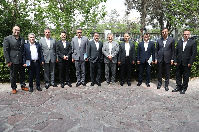 تزریق نقدینگی هوشمند به تولید؛ بانک تجارت کنار خودروسازان ایستاد